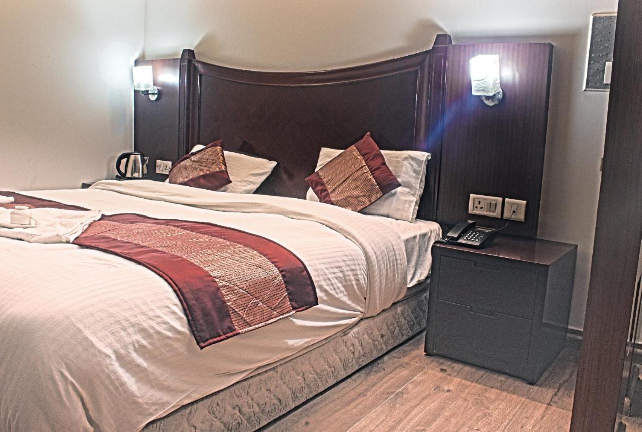 Ddr Hotel Residency Γκουργκάον Εξωτερικό φωτογραφία